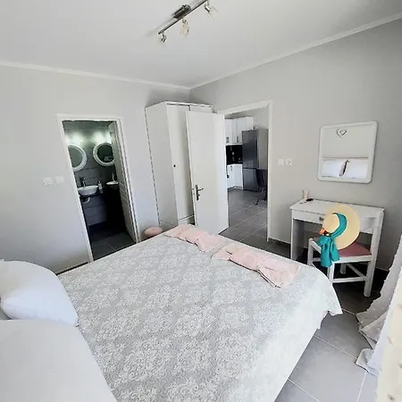 Willa Gardiki For2 *